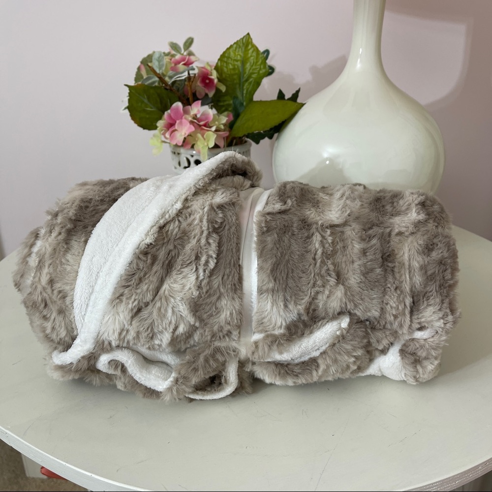 Ulta plush throw - Picture 4 of 5